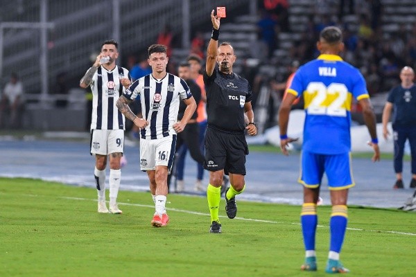 Villa, expulsado por una piña a un rival (Foto: Getty)