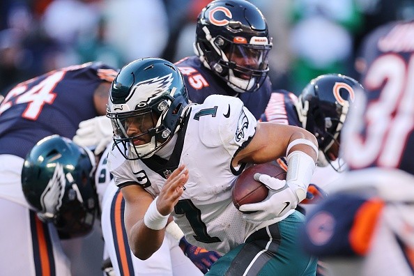 Hurts contra o Bears na semana 15. Créditos: Michael Reaves/Getty Images