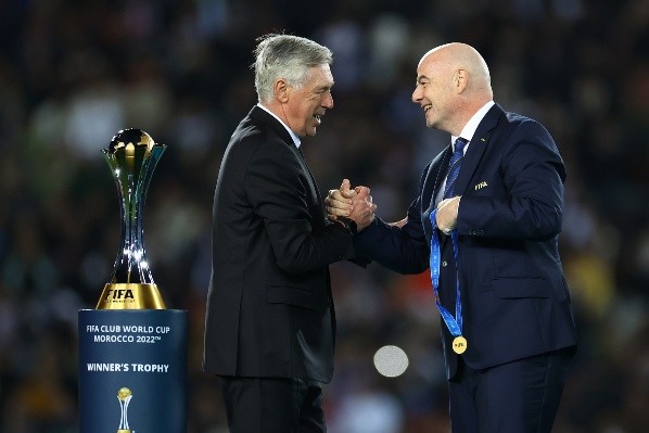Carlo Ancelotti recibiendo de parte de Gianni Infantino la medalla de campeón del mundo. Getty Images.