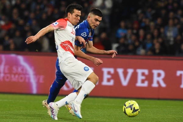 Hirving Lozano y Johan Vásquez peleando por el balón (Imago)