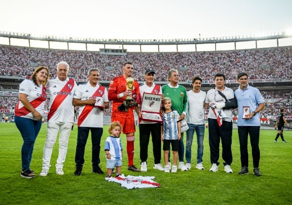 Ruggeri junto al resto de los homenajeados. (Foto: Getty)