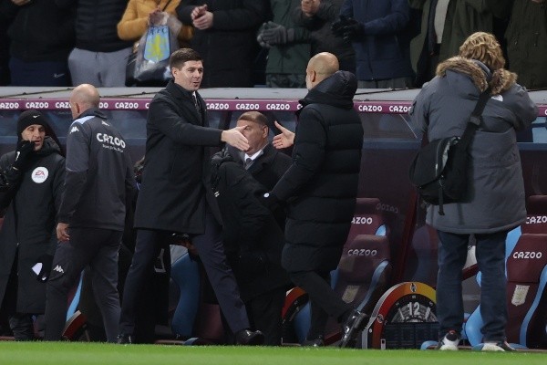 Steven Gerrard y Pep Guardiola en un duelo que protagonizaron Aston Villa y Manchester City.