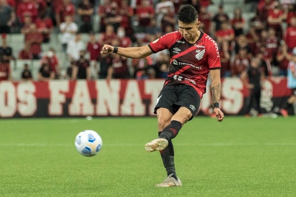 Foto: (Robson Mafra/AGIF) - Nico Hernández, do Athletico-PR, interessa ao Fortaleza