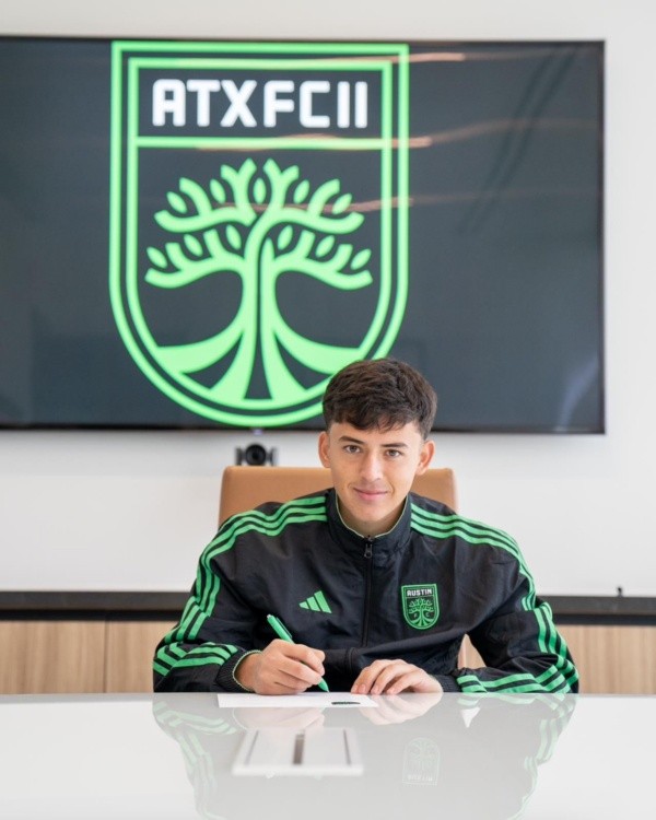 Christo Vela firmando su contrato con Austin FC (Austin FC)