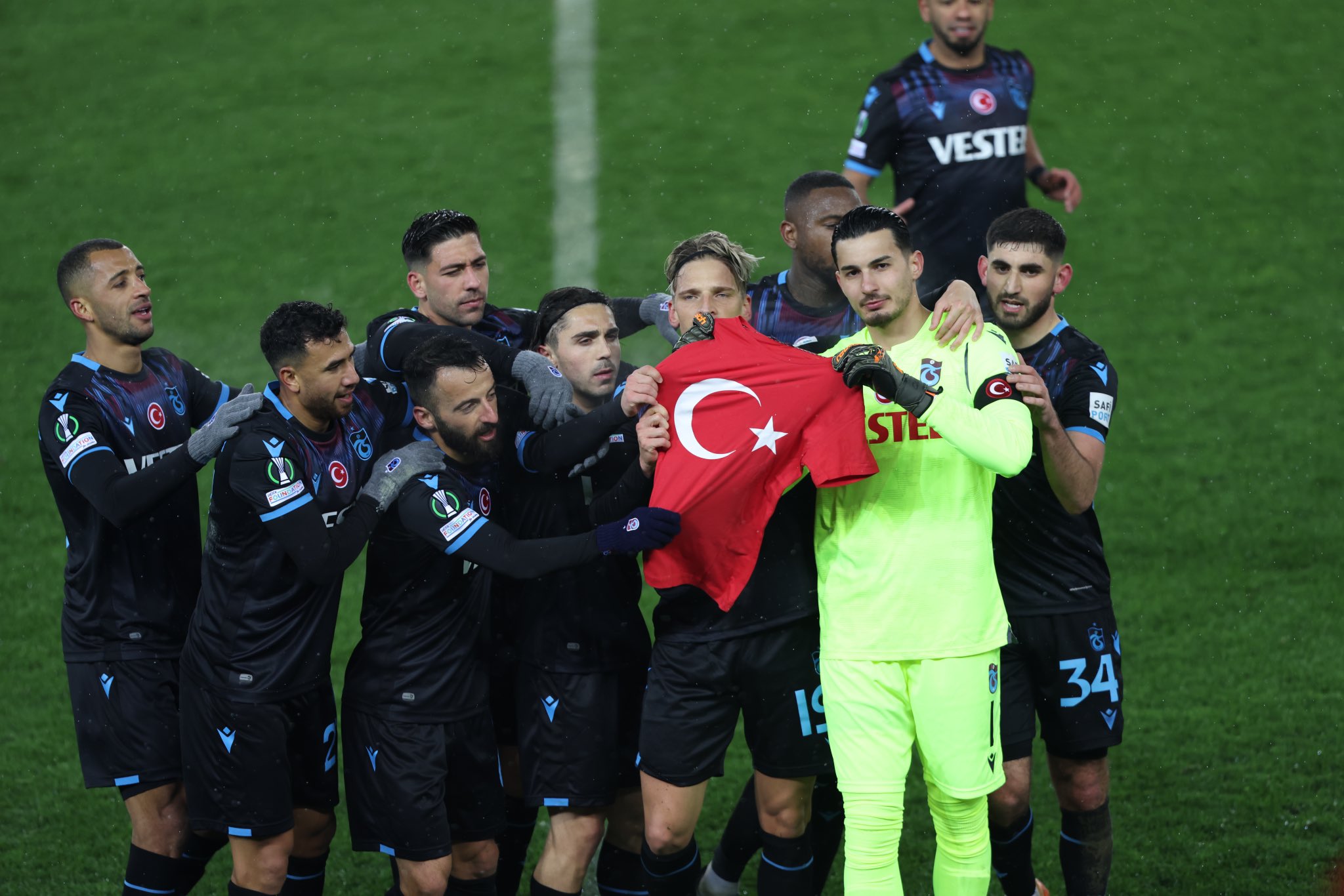 Festejo de gol de Trabzonspor. Twitter: Trabzonspor.