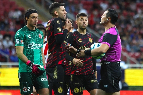 Polémico primer penal a favor de Chivas. (Foto: Imago 7)