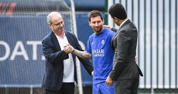 Lionel Messi junto al director deportivo del PSG Luis Campos y Nasser Al-Khelaifi