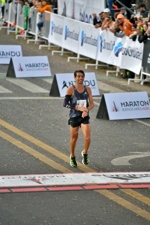 Félix Sánchez cruza la meta de los 42k de Buenos Aires
