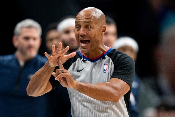 Marc Davis, árbitro NBA que recibió &quot;insulto&quot; de Giannis (Getty Images)
