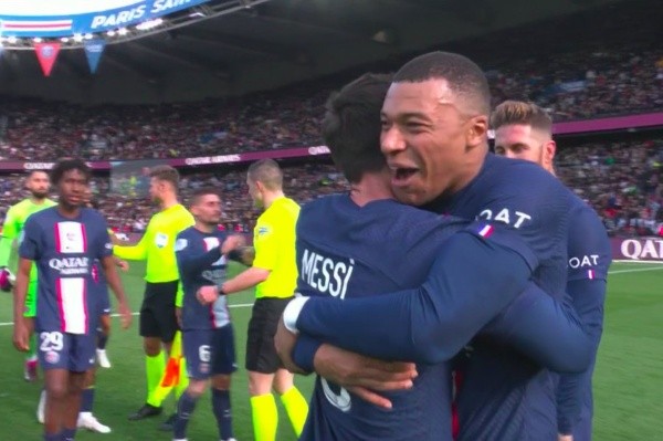 El abrazo de Kylian Mbappé y Lionel Messi en el PSG vs. LOSC.