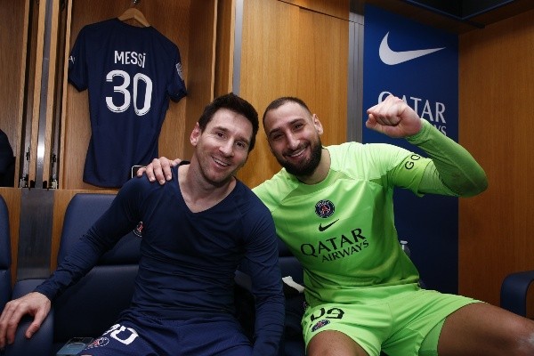 La celebración de Lionel Messi tras el triunfo del PSG sobre LOSC juntoa a Gianluigi Donnarumma. @PSG_Inside