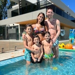 Lionel Messi junto a Antonella Roccuzzo y sus hijos en la piscina. 
    Instagram de Antonella Roccuzzo.