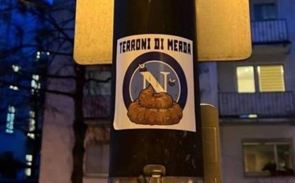 Uno de los adhesivo que se pudieron ver en las últimas horas por las calles de Frankfurt en contra del Napoli. La Gazzetta dello Sport