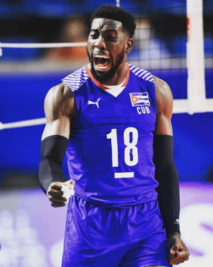 López representou Cuba no Mundial de vôlei, em 2022. 
     Reprodução/Instagram oficial de Miguel López