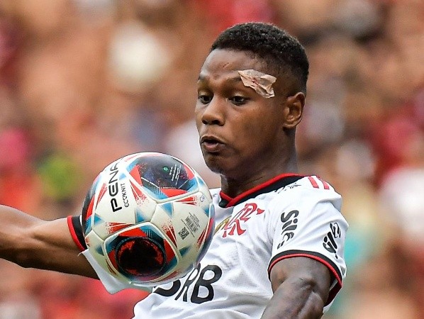 Matheus França renovou contrato no Flamengo - Foto: Thiago Ribeiro/AGIF