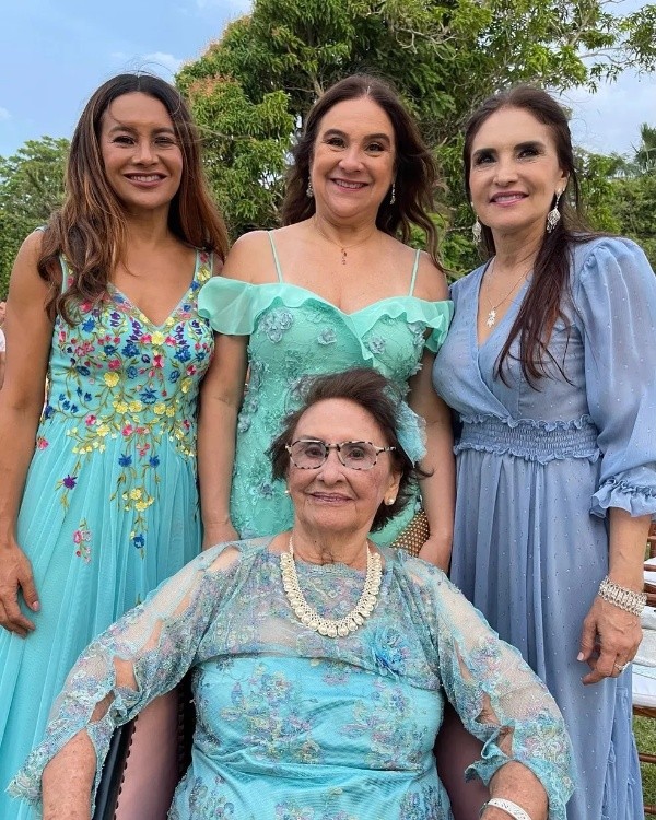 Dira Paes, as irmãs e a mãe - Foto: Instagram @dirapaes