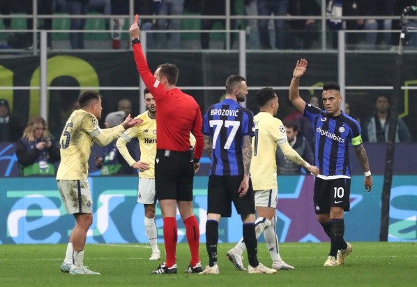 La expulsión de Otávio de la que tanto se quejó Pepe en el Inter vs. Porto. Getty Images.