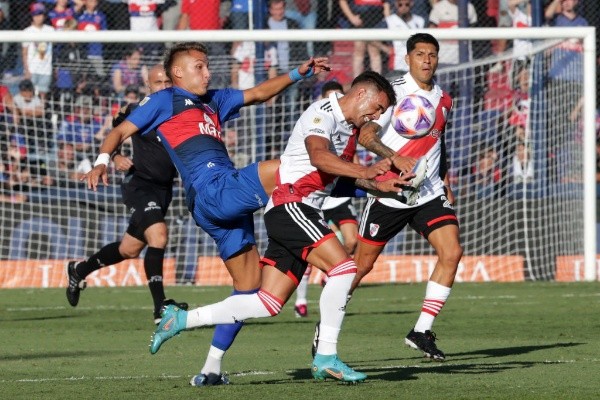 Mateo Retegui enfrentando a River. (Foto: Getty)