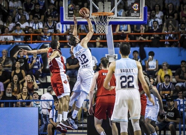 D&#039;Elia se eleva. (FOTO FIBA/CABB)