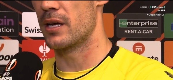 Así le quedó el cuello a Dmitrovic tras la agresión (Twitter @AngelPereez_16)