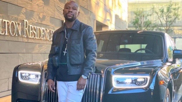 Floyd Mayweather junto a su Rolls Royce.