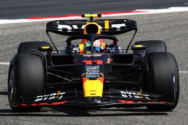 Checo Pérez a gusto con el RB19. (Foto: Getty)