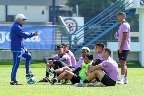 Tuca Ferretti ya dirigió su primer entrenamiento en Cruz Azul. (Foto: Cruz Azul)