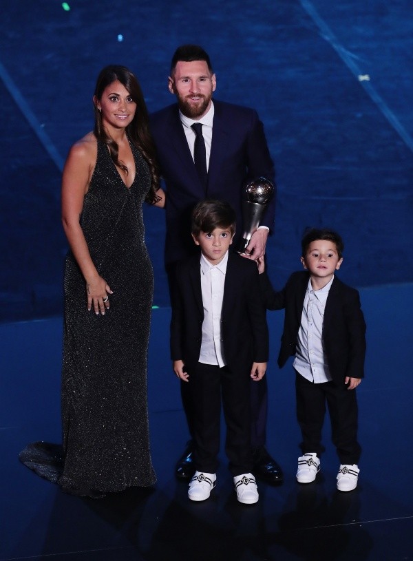 Lionel Messi en la ceremonia de los premios The Best junto a su familia. Getty Images.