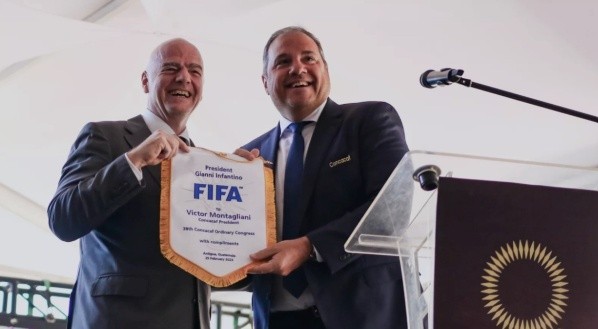 Gianni Infantino junto a Victor Montagliani en el congreso de la Concacaf que se celebró en Guatemala. FIFA.com