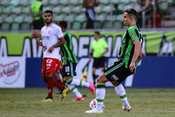 Foto: Fernando Moreno/AGIF - Zé Ricardo, ex-América-MG, está próximo de ser anunciado pelo Palmeiras