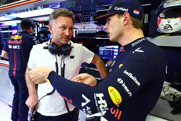 Horner conversando com Verstappen no Bahrein. 
    Créditos: Mark Thompson/Getty Images