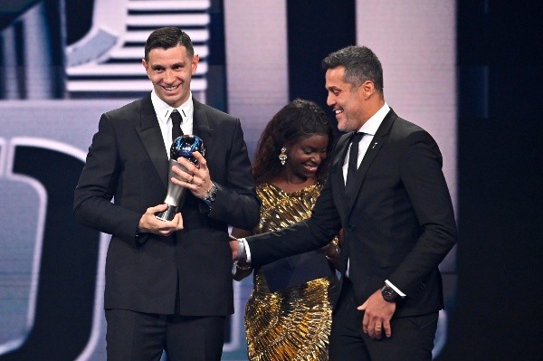 Emiliano Martínez junto a Julio César en la entrega de los premios The Best. Getty Images.