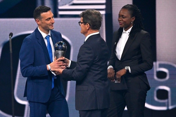 Fabio Capello le entregó el premio The Best a Lionel Scaloni. Getty Images
