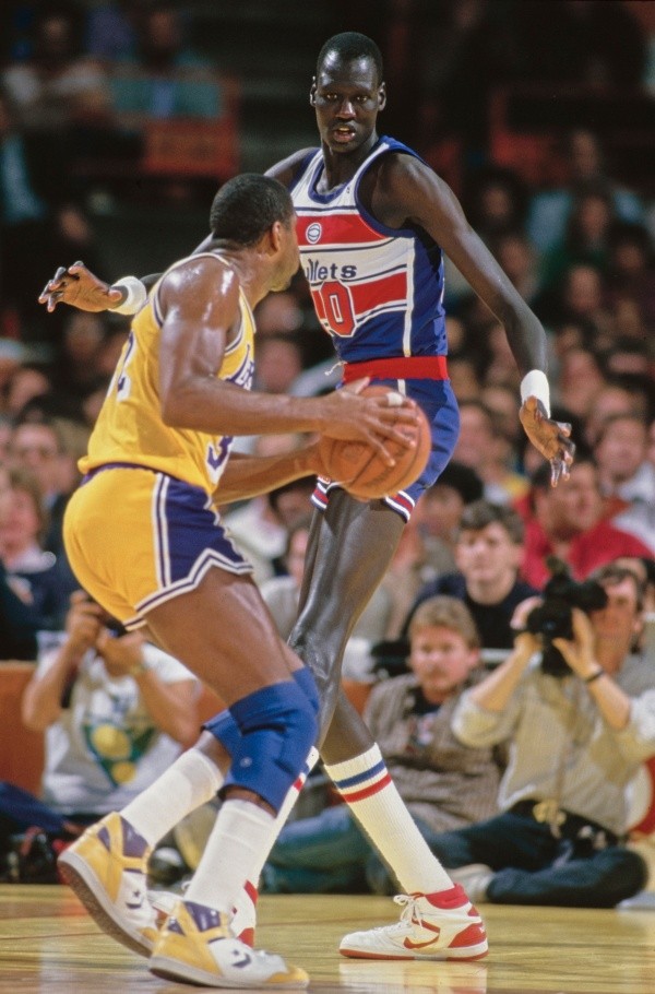 Manute Bol ante el eterno Magic Johnson