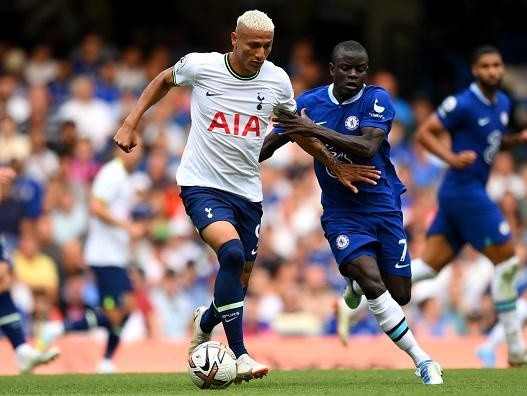 Shaun Botterill/Getty Images - Kanté marcando Richarlison em jogo entre Chelsea e Tottenham