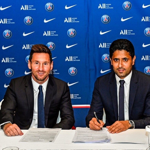Lionel Messi junto a Nasser Al-Khelaifi en la firma del contrato con el PSG en 2021.