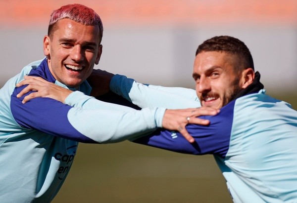 Atlético de Madrid se entrenó este jueves pensando en Sevilla. En la foto, Antoine Griezmann y Koke Resurrección.