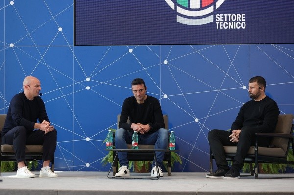 Cambiasso, junto a Scaloni y Samuel en una charla en febrero. (Foto: Getty Images)