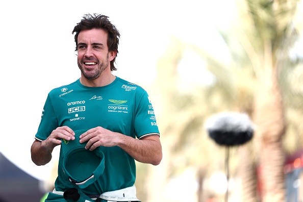 Alonso sorrindo à toa: carro da Aston Martin chega com boas expectativas. Créditos: Mark Thompson/Getty Images