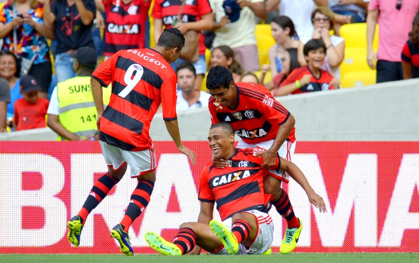 Welinton, Val e Nixon comemorando gol do Flamengo – Foto: Gilvan de Souza/Flamengo