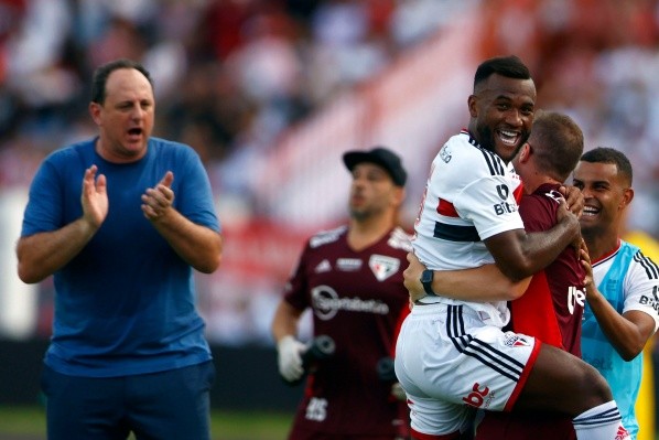 Foto: Thiago Calil/AGIF - Rogério Ceni aplaudiu Luan após belo gol