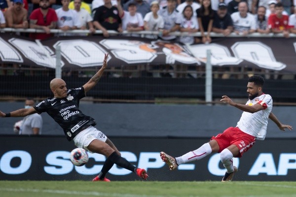 Foto: Diogo Reis/AGIF - Matheus Fernandes disputa lance com Fábio Santos