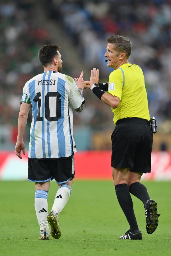 Lionel Messi y Daniele Orsato en el Argentina vs. Croacia de Qatar 2022.