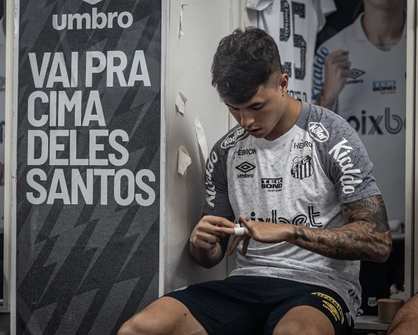 Foto: (Raul Baretta/Santos FC) - Vinicius Zanocelo está descontente no Santos e pode para no Vasco