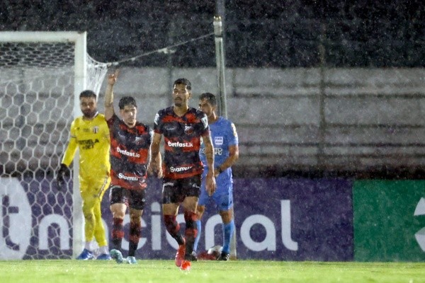 Foto: (Thiago Calil/AGIF) - Eduardo Person comemora seu gol no Ituano