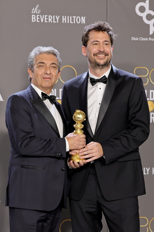 Ricardo Darín y Santiago Mitre en los Premios Globo de Oro (Getty).