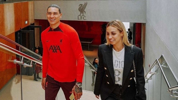 Darwin recorriendo las instalaciones del Liverpool FC acompañado por su esposa española (Instagram)