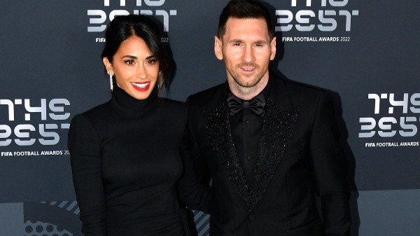 Antonella, como siempre, acompañando a Leo Messi en cada una de sus premiaciones (Getty Images)