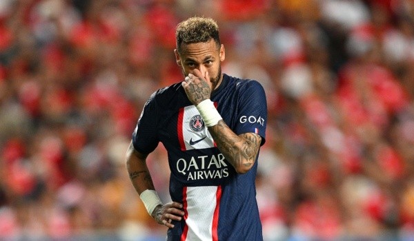 Neymar, con un paso fuera de PSG