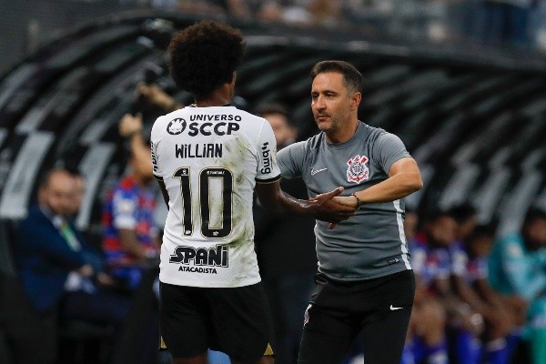 Foto: (Ricardo Moreira/Getty Images) - Alex sugere que a saída de Willian no Corinthians teve a ver com Vítor Pereira
